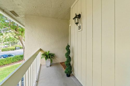 10 Westgate Ln, Boynton Beach, FL 33436-6391