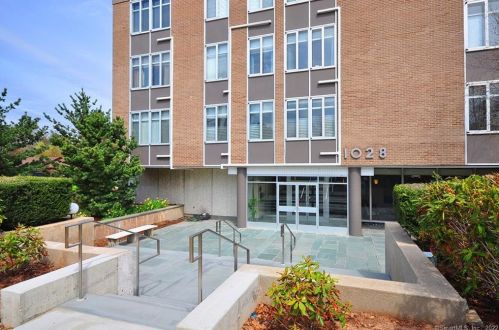 1028 Farmington Ave, Hartford, CT 06107-2118