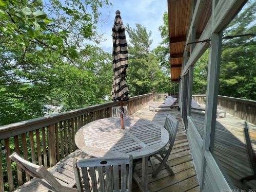 6 Buttonball Trl, Norwalk CT  06851-2812 exterior