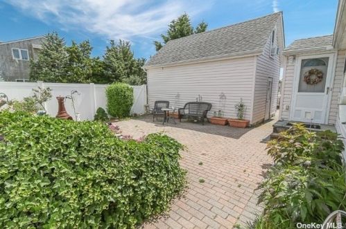 793 6th St, North Lindenhurst, NY 11757-5506