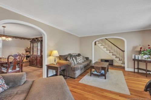 124 Ansonia St, Hartford CT  06106-4002 exterior