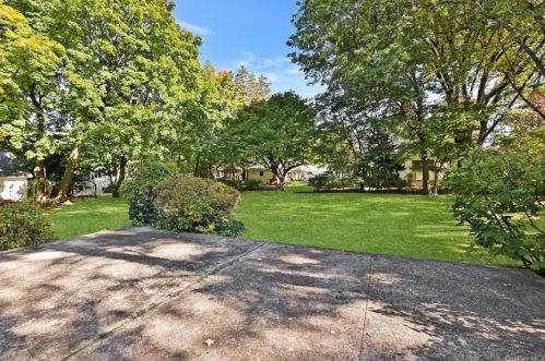 41 Glenmore Dr, New Rochelle NY  10801-3101 exterior