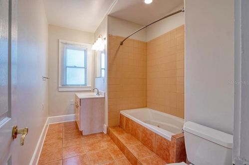 920 16 Ave, Saint Petersburg FL  33707-4113 exterior