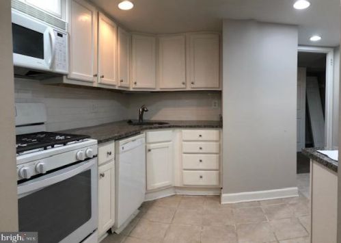 1402 Northgate Sq, Herndon, VA 20190-3718