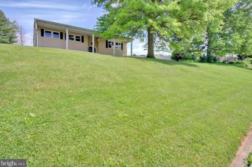 107 Hillside Dr, Mount Holly Springs, PA 17065-1802