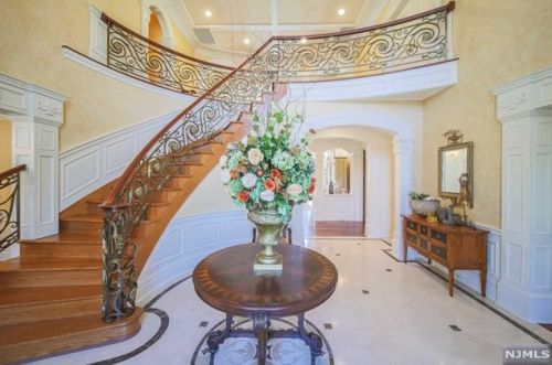 896 Apache Rd, Franklin Lakes, NJ 07417-2803