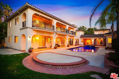 10655 Camarillo St, North Hollywood, CA 91602-1403