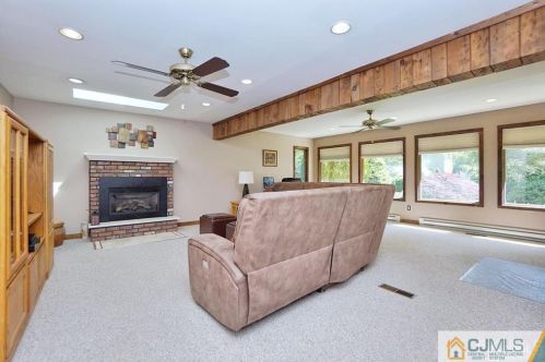 18 Hamilton Dr, East Brunswick NJ  08816-2709 exterior