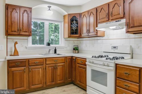 827 Woodsdale Rd, Wilmington DE  19809-2244 exterior