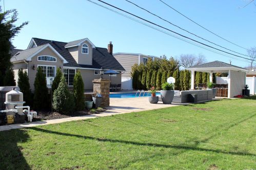2089 Dale Pl, Seaford, NY 11783-2706