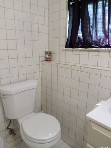 814 Delaware Ave, North Lindenhurst NY  11757-2811 exterior