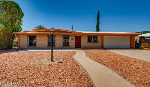 8926 Maple Leaf Dr, Tucson, AZ 85710-8612