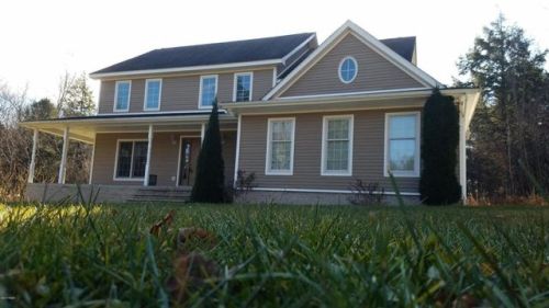 29 Sosa Dr, Waymart, PA 18472-9359