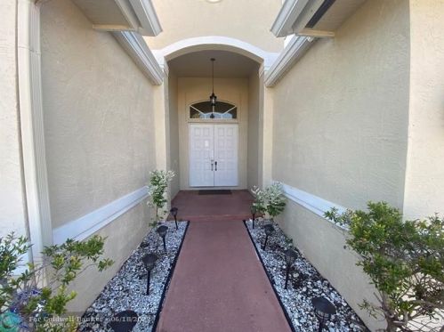 327 188th Ter, Hollywood FL  33029-5441 exterior