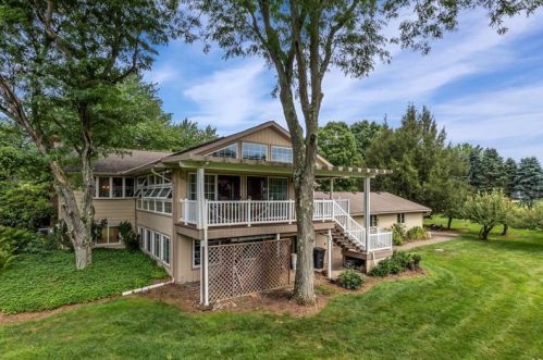 38 Lynn Way, Grove City, PA 16127-3844