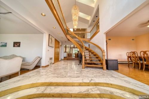 255 Center St, Englewood, NJ 07632-1612