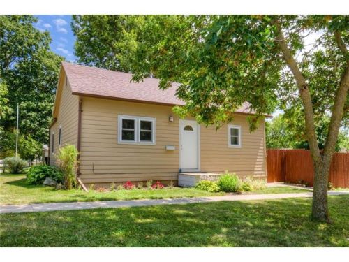 201 4th St, Winterset, IA 50273-1916