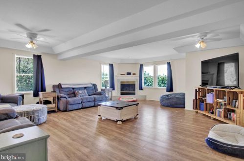 11 Thrush Dr, Carlisle PA  17015-7653 exterior