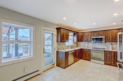 95 Midway St, Babylon NY  11702-4311 exterior