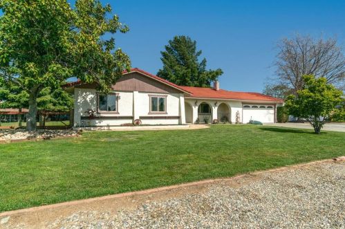 105 Daffodil Dr, Hollister, CA 95023-3103