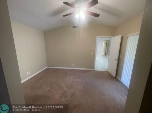 6245 175th Ter, Hialeah FL  33015-4438 exterior