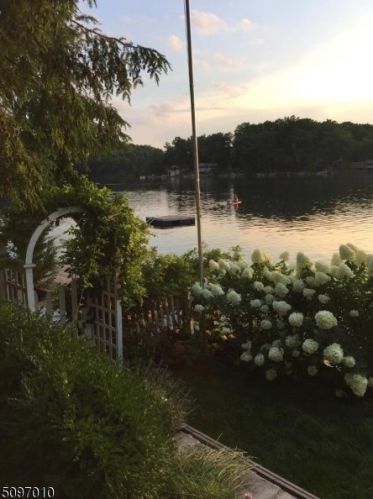 23 Lake Grinnell Ln, Sparta, NJ 07871-3201