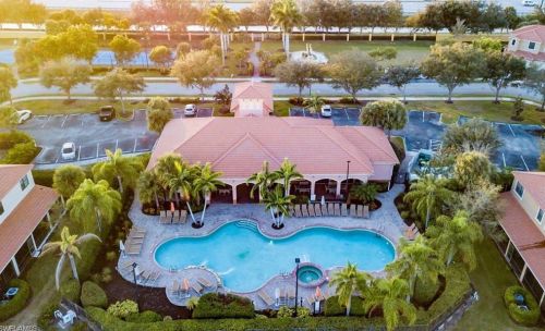 7542 Bristol Cir, Naples, FL 34120-0691
