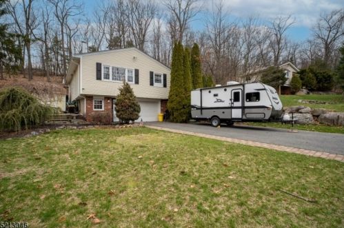 107 Broadway, West Milford Lakes, NJ 07480-4319