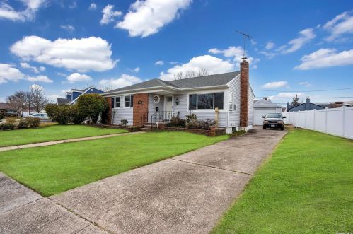 230 Gilling Rd, Seaford, NY 11783-1003