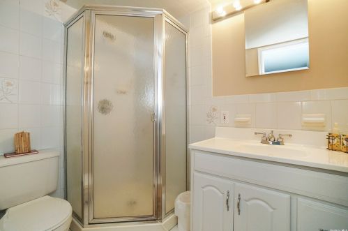 22 Ellen Pl, San Remo NY  11754-3606 exterior