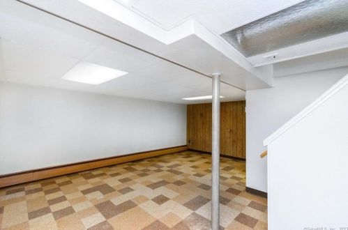 11 Bristol Rd, Windsor Locks CT  06096-2009 exterior