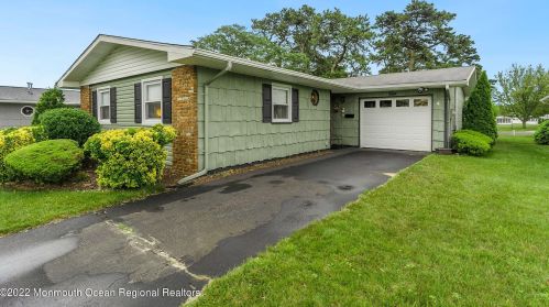 4 Heywood Ct, Bricktown, NJ 08724-2416