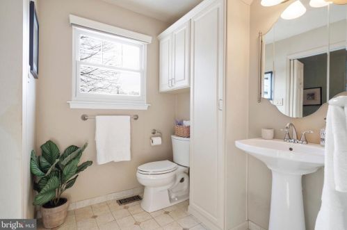 1162 Horseshoe Dr, Blue Bell PA  19422-1947 exterior