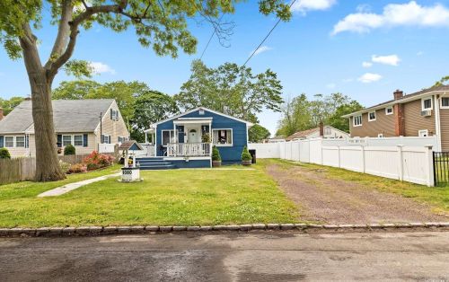 1080 Reilly St, Bayshore, NY 11706-2612