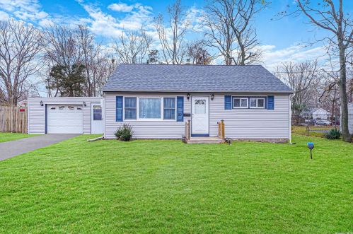 20 Market St, South Setauket, NY 11720-2259