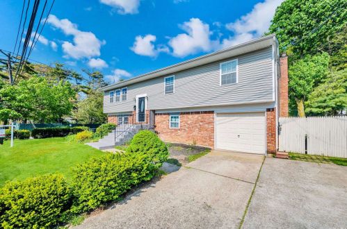 11 Laramie Rd, Babylon, NY 11704-5712