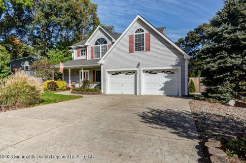 608 Shadow Way, Bricktown, NJ 08724-4736