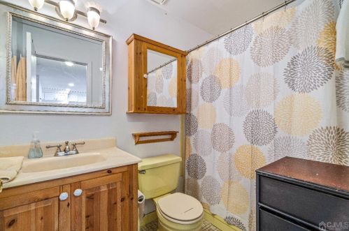 33 Rutledge Ct, East Brunswick NJ  08816-4020 exterior