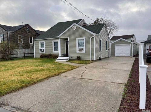 811 Arctic St, North Lindenhurst, NY 11757-6207