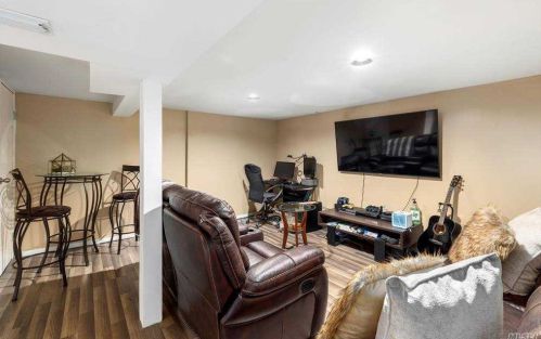 32 Leibrock Ave, North Lindenhurst NY 11757-1825 exterior