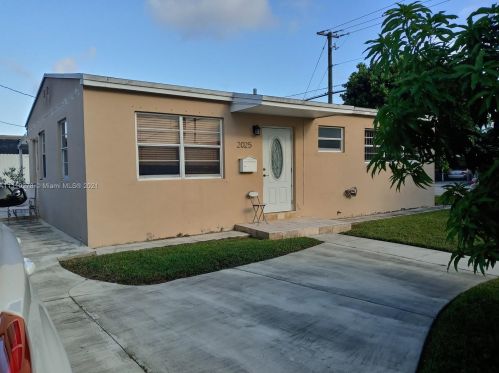 2025 3rd Ave, Hialeah, FL 33010-2711