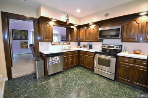 26 Elmwood Ter, Elmwood Park NJ  07407-1729 exterior