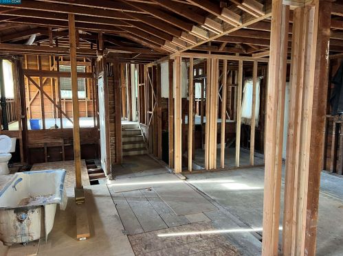 2751 Grande Vis Ave, Oakland CA 94601-1327 exterior