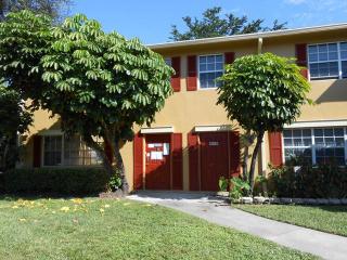8010 17th Pl, Hollywood, FL