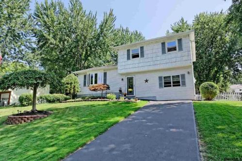 11 Meadowlark Dr, Newtonville, NY 12110-1817