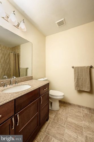 16 Gloucester Ln, Trenton NJ  08618-1006 exterior