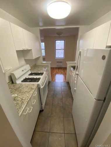 699 239th St, Bronx, NY 10470-1522
