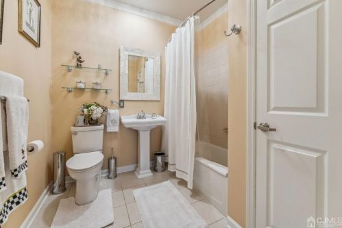 111 Regency Pl, Woodbridge NJ  07095-1030 exterior