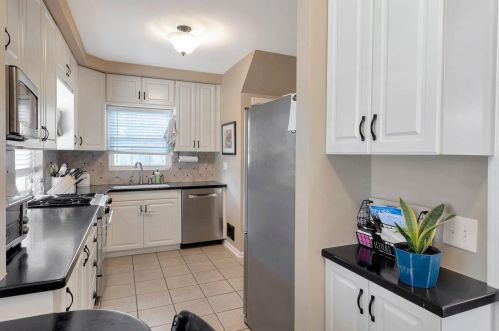 3935 Eileen Dr, Cincinnati OH 45209-2016 exterior