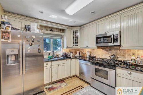 29 Heritage Ln, Perth Amboy NJ  08863-1464 exterior